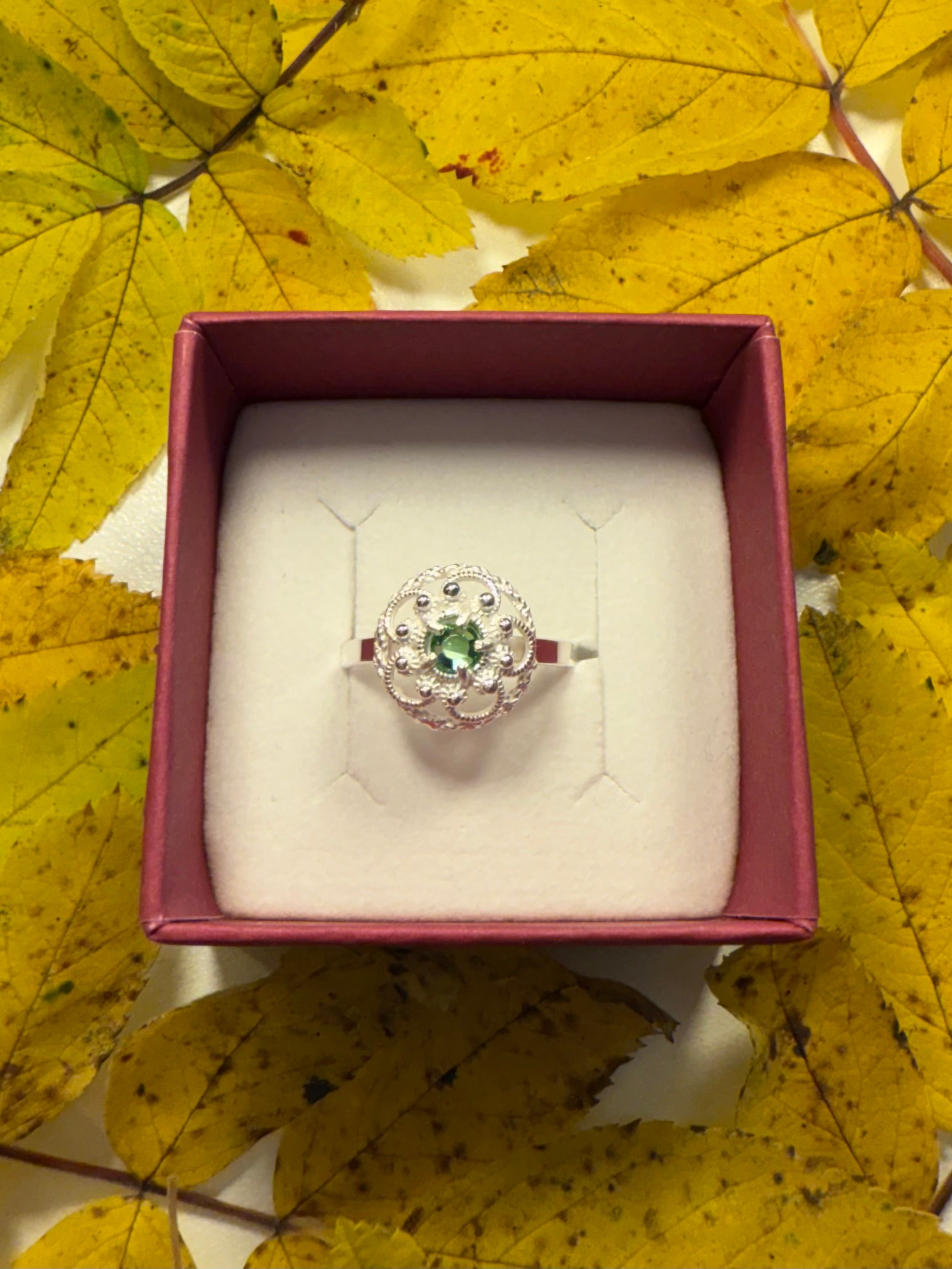 Ring med lysegrønn krystall- utsolgt