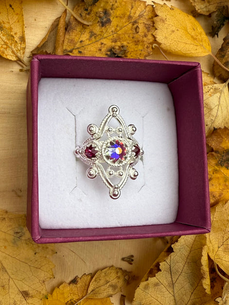 Ring med mørkerosa og nordlys krystall