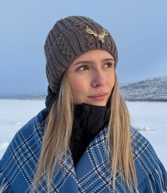 Lue i mørk beige