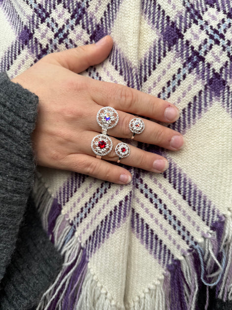 Ring med rød krystall