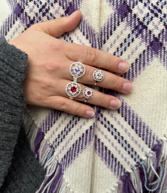 Ring med rød krystall