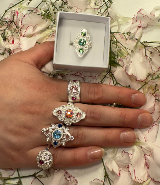 Ring med nordlys rosa krystall