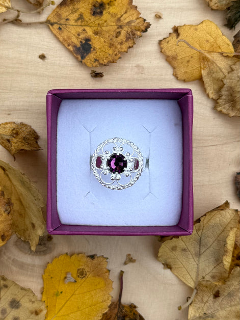 Ring med lilla krystall