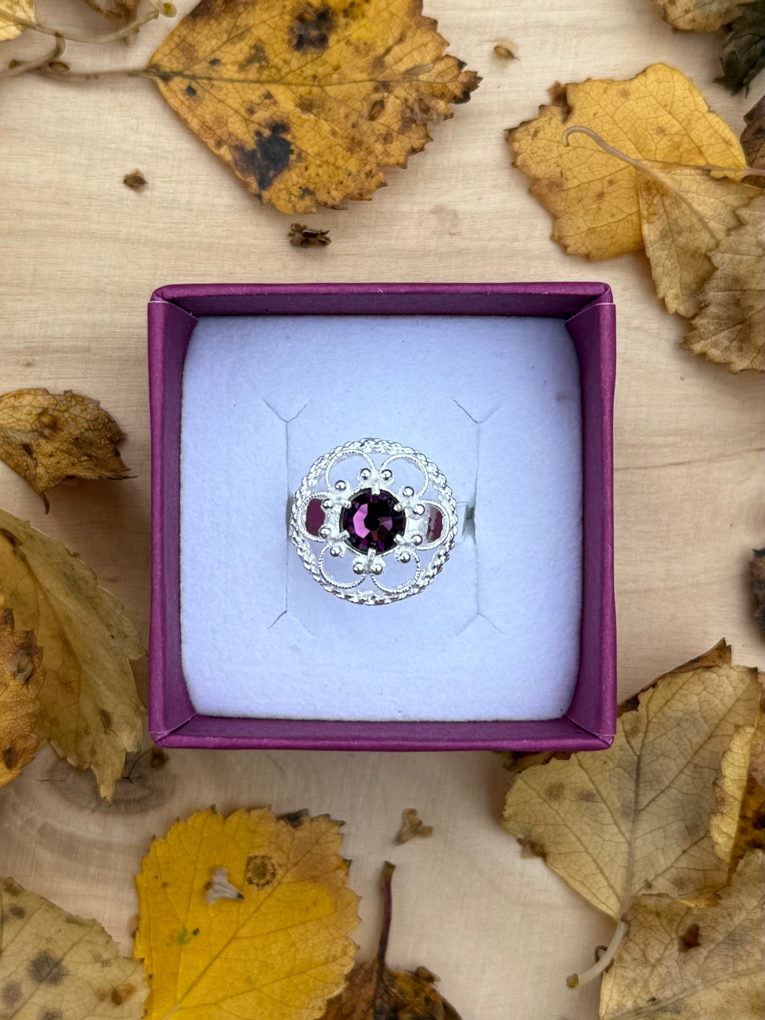 Ring med lilla krystall