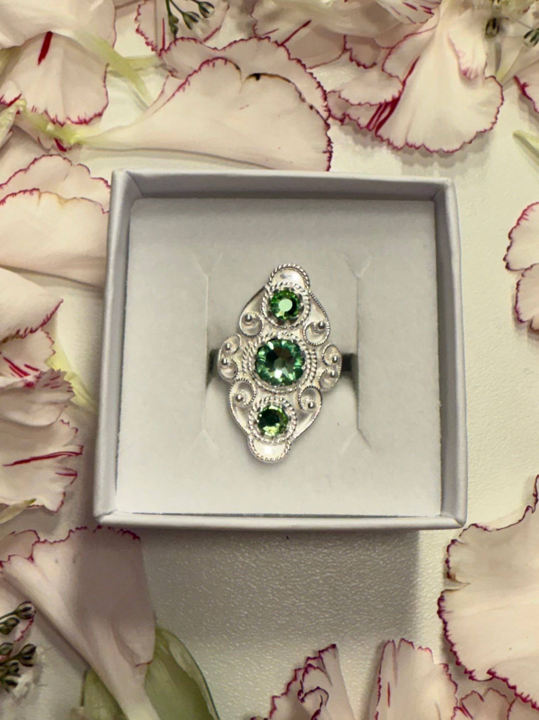 Ring med lysegrønn krystall