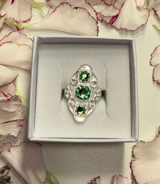 Ring med lysegrønn krystall