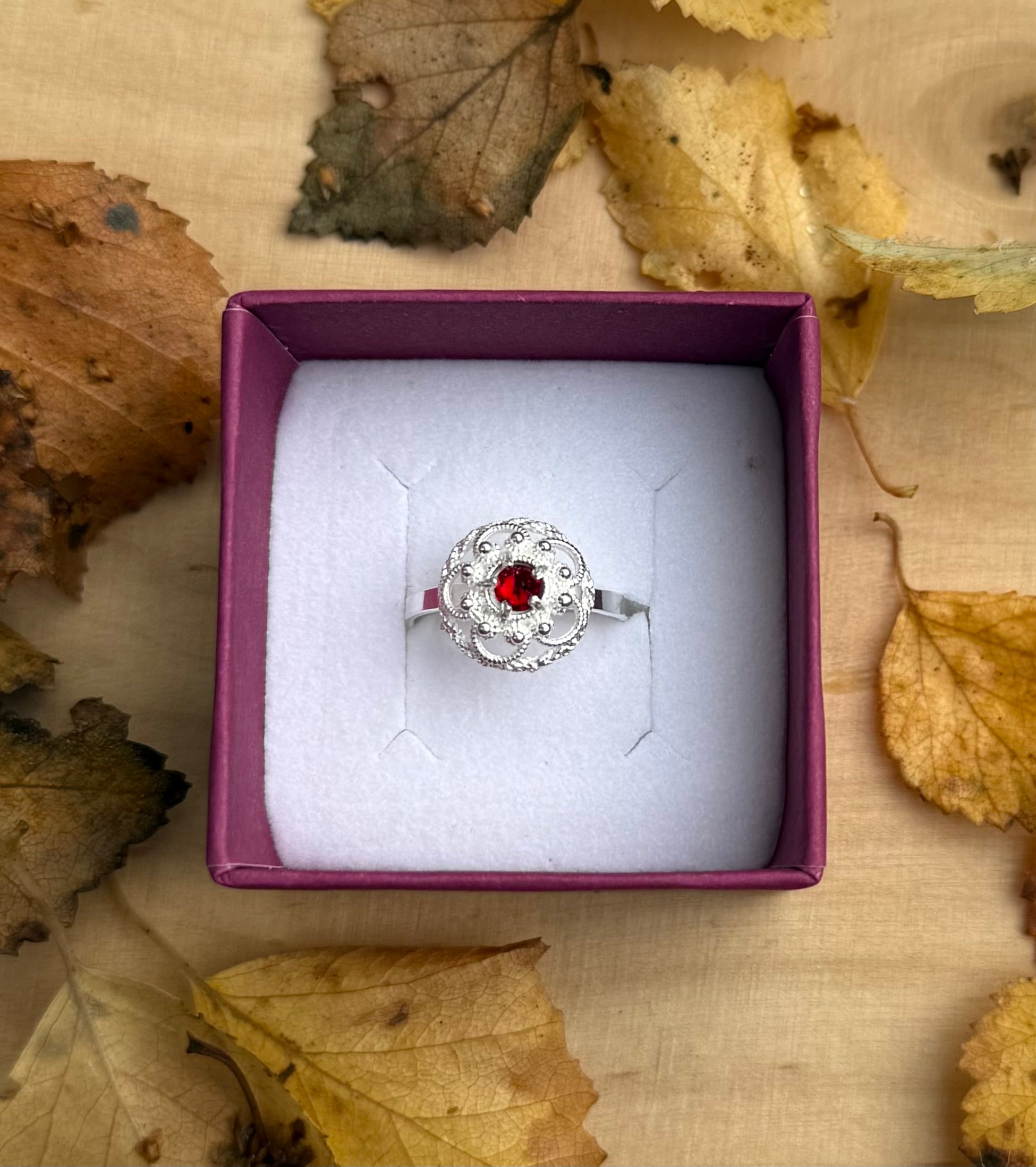 Ring med rød krystall