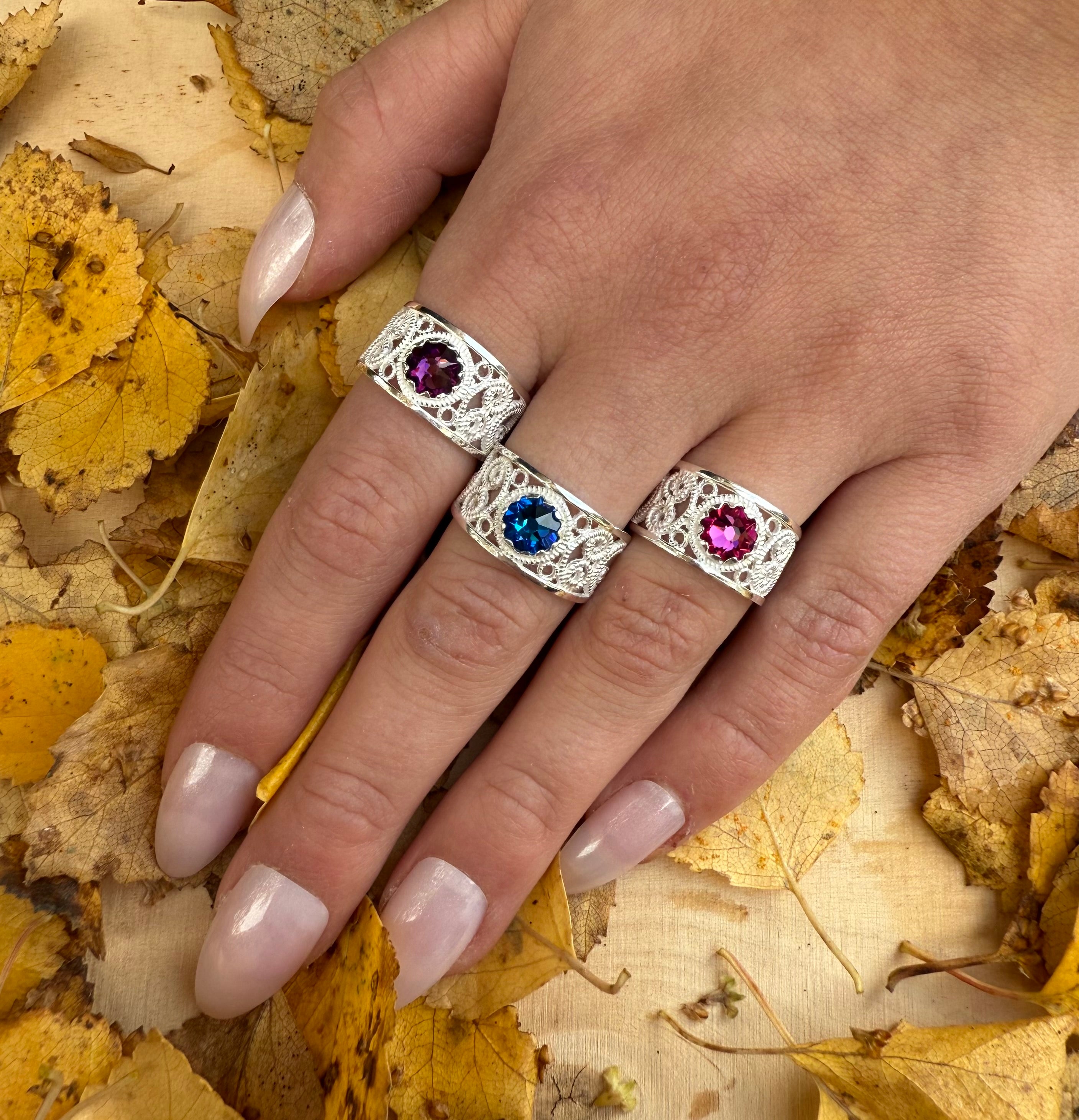 Ring med mørkerosa krystall