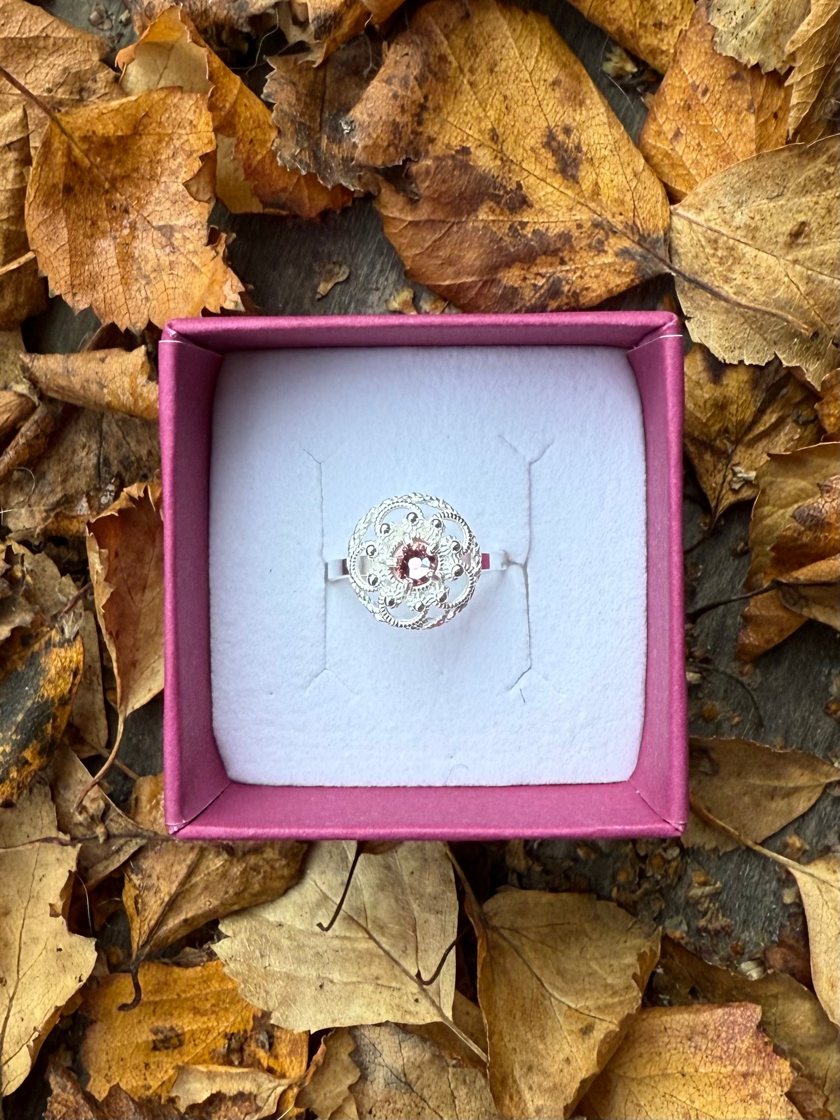 Ring med lyserosa krystall