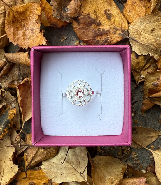 Ring med lyserosa krystall