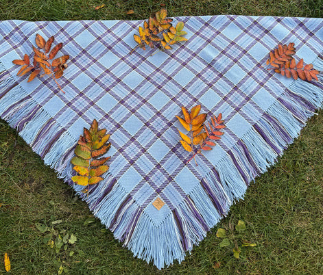 Ullsjal i lyseblå og lilla