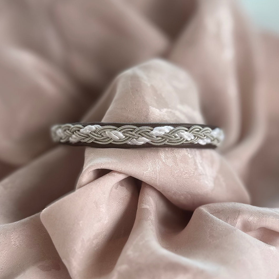 Tinntråd armbånd brun