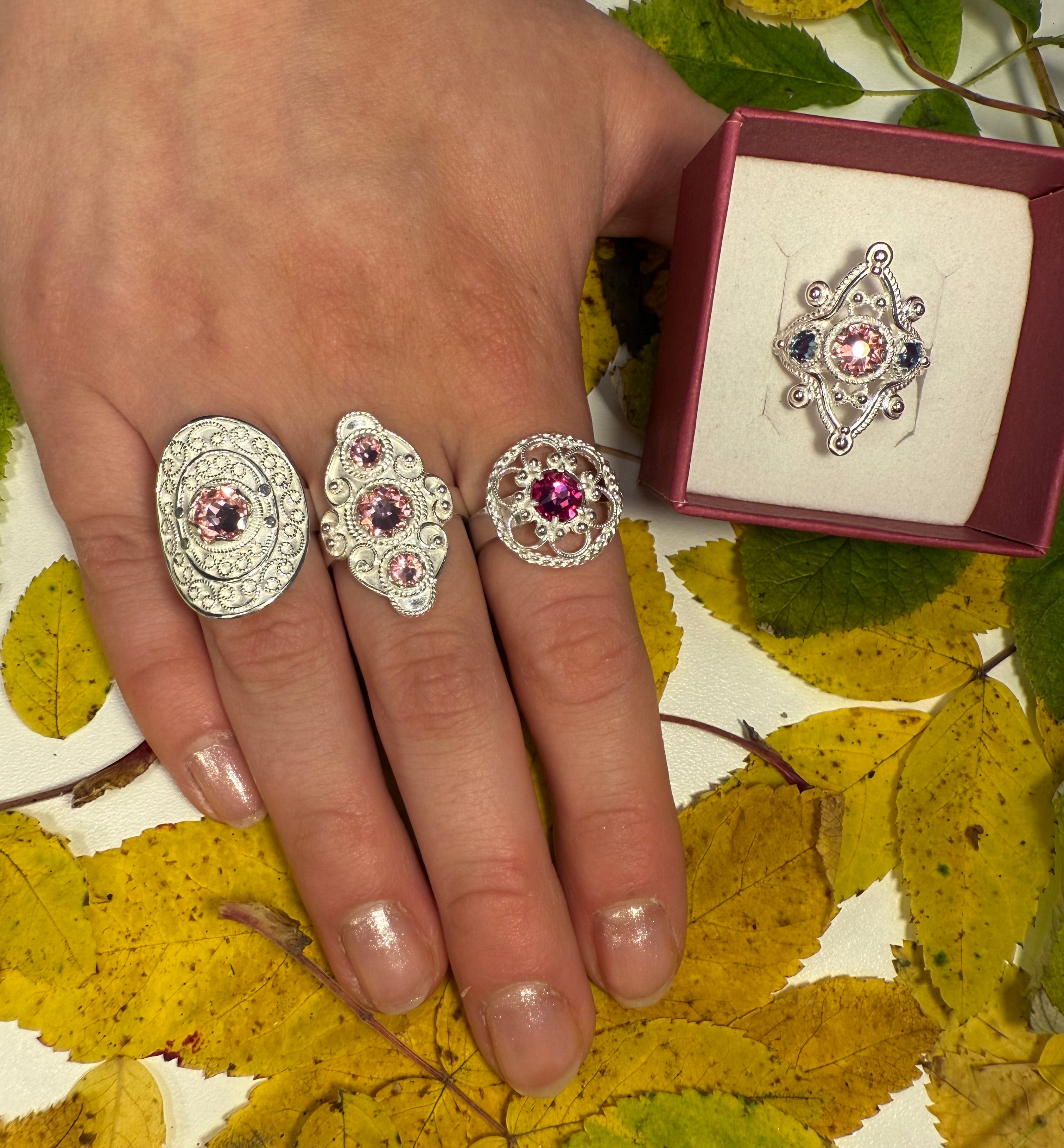 Ring med lyserosa krystall