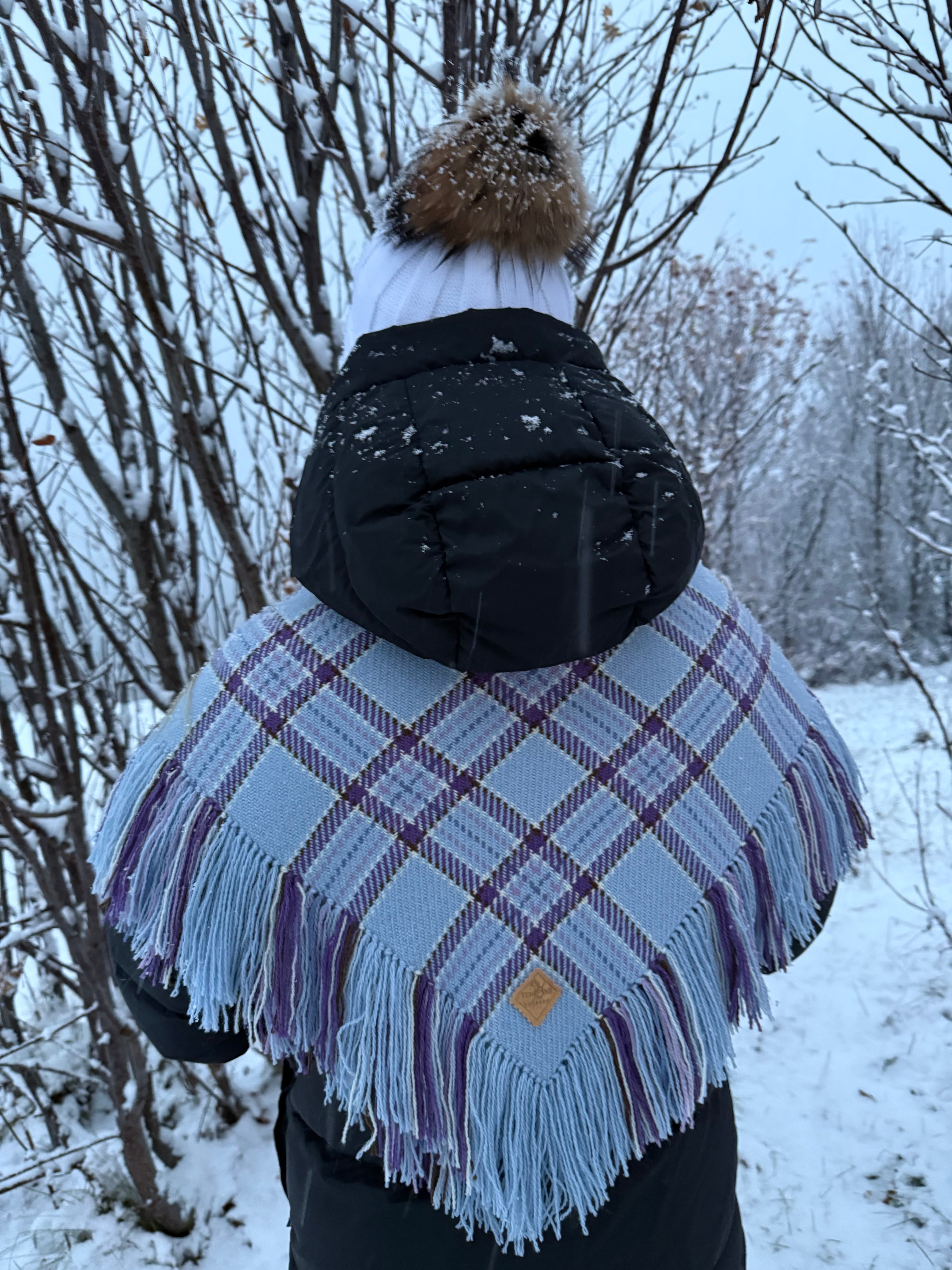 Ullsjal i lyseblå og lilla