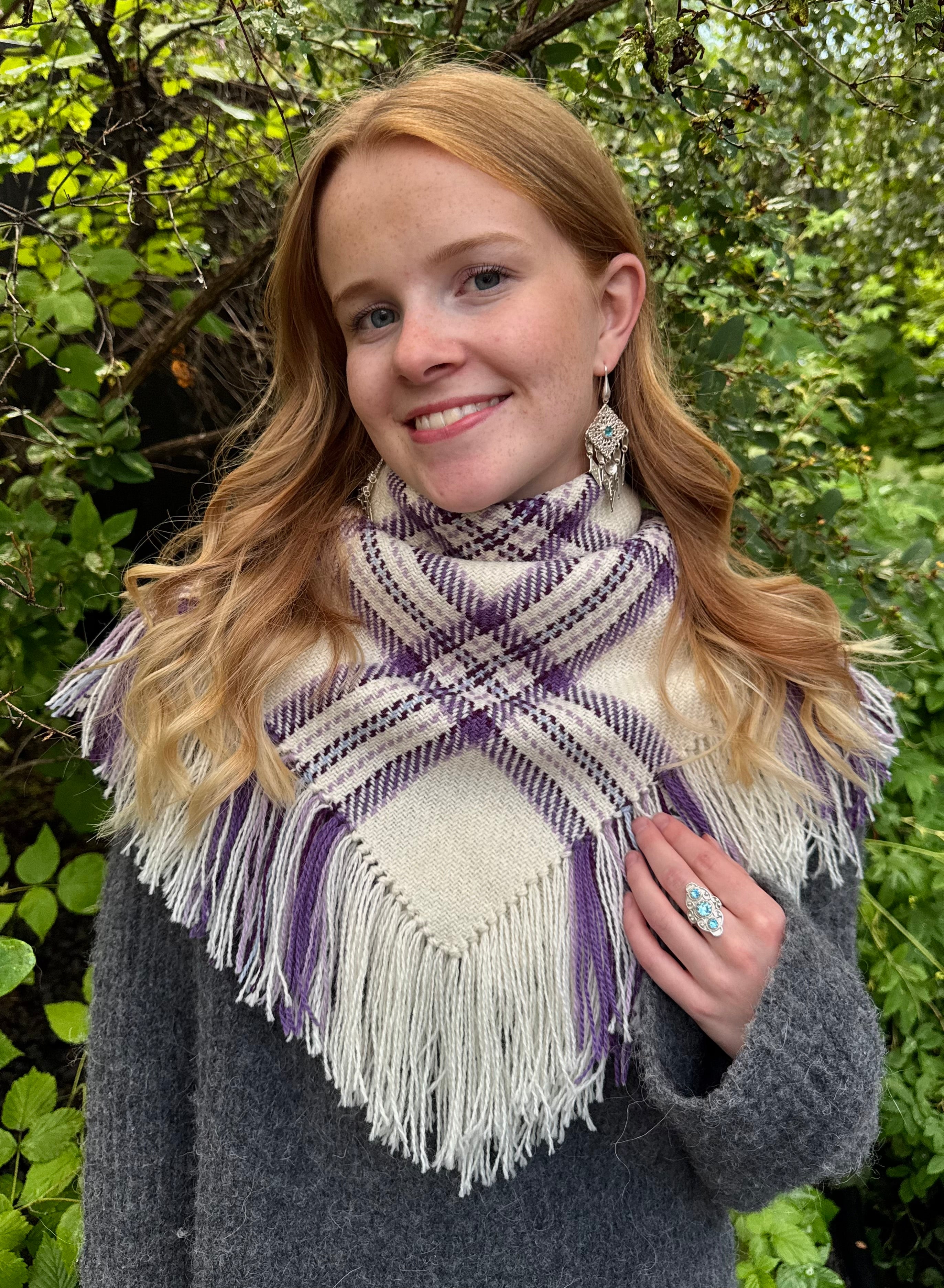 Ullsjal i hvit og lilla