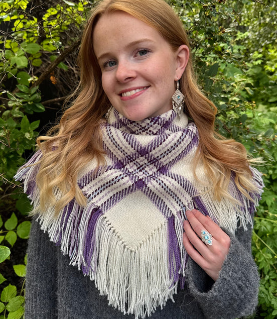 Ullsjal i hvit og lilla