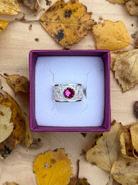 Ring med mørkerosa krystall