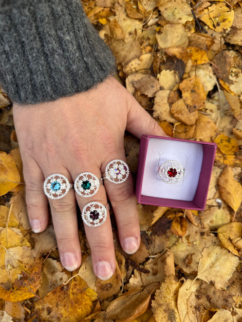 Ring med lyseblå krystall