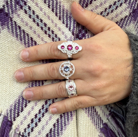 Ring med blålilla krystall