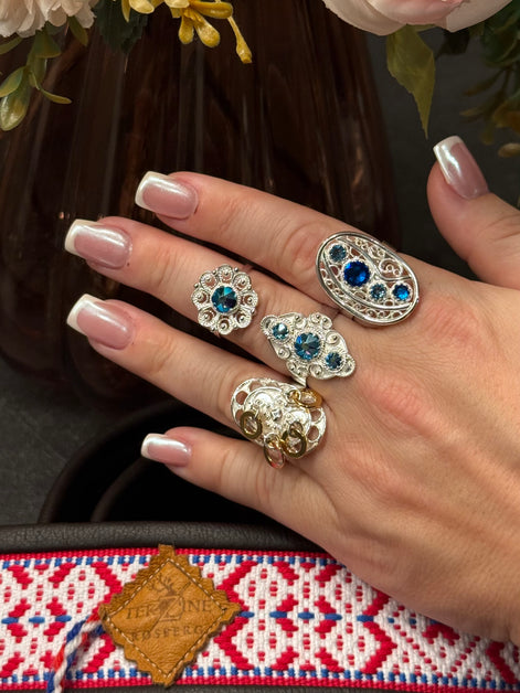 Ring med nordlysblå krystall