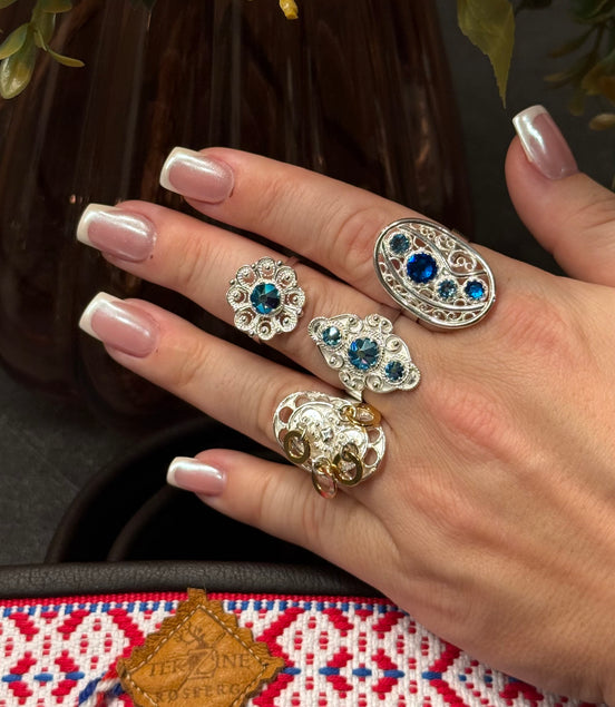 Ring med nordlysblå krystall