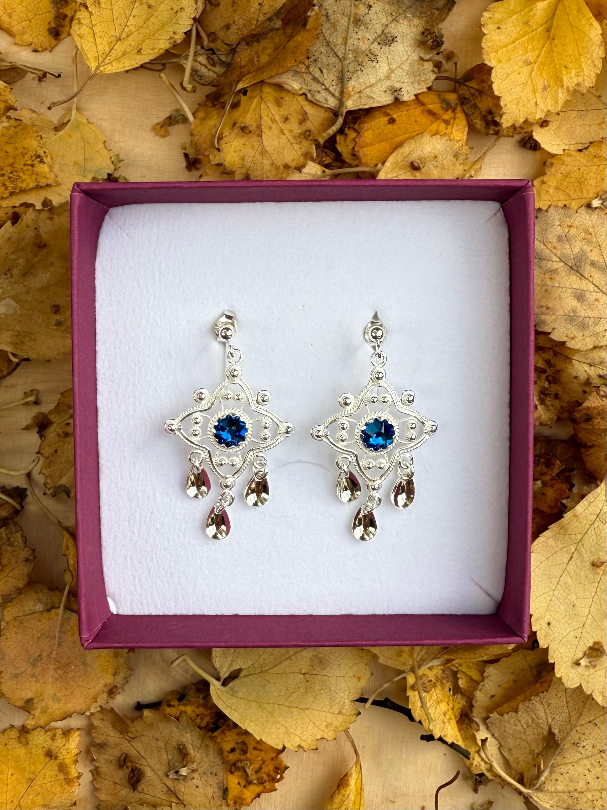 Ørepynt med mørkeblå krystall - utsolgt