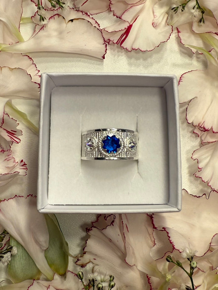 Ring med nordlys og mørkeblå krystall