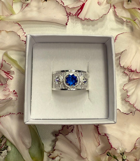 Ring med nordlys og mørkeblå krystall