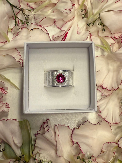 Ring med mørkerosa krystall