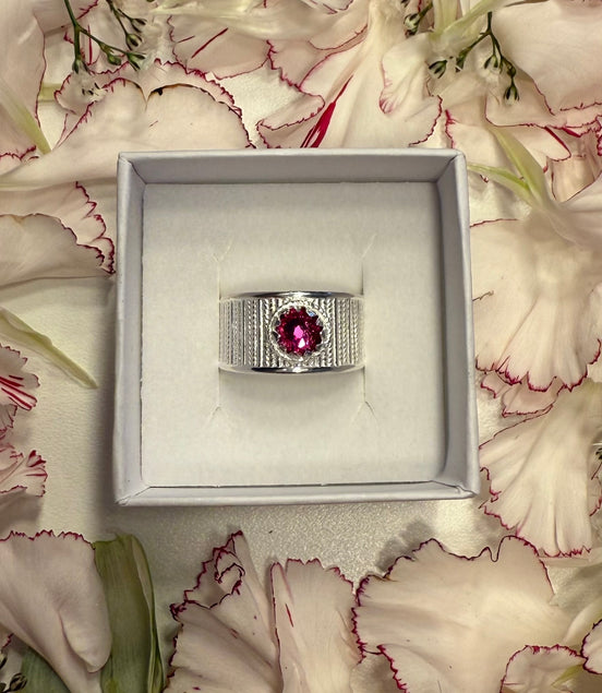 Ring med mørkerosa krystall