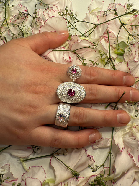 Ring med mørkerosa krystall