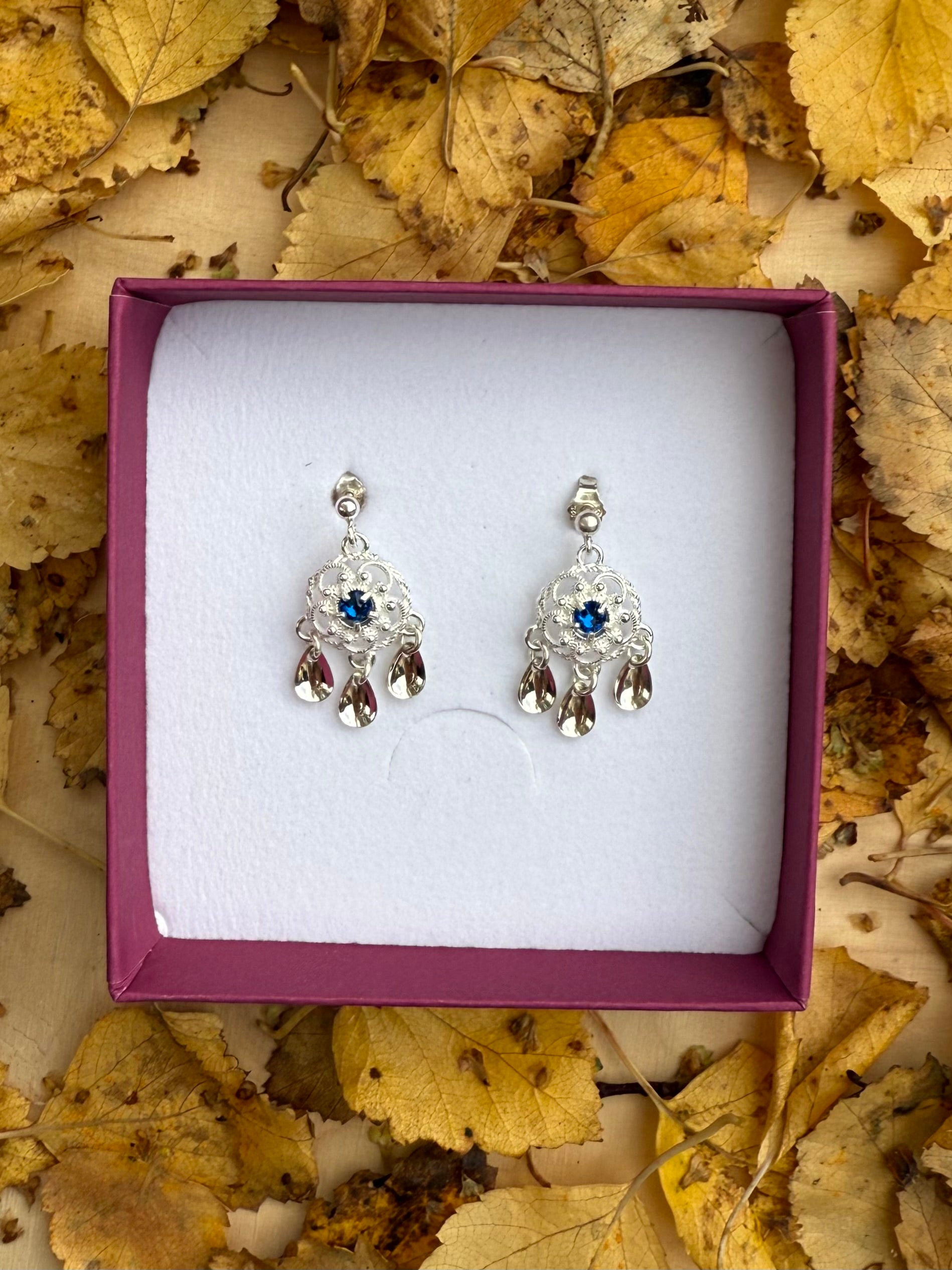 Ørepynt med mørkeblå krystall - utsolgt