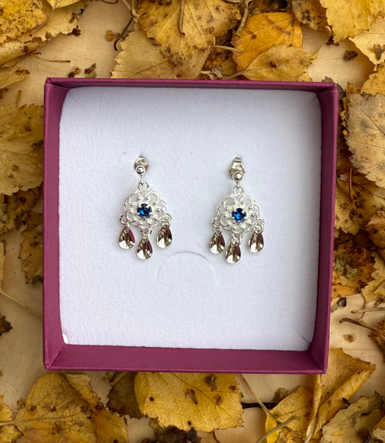 Ørepynt med mørkeblå krystall - utsolgt