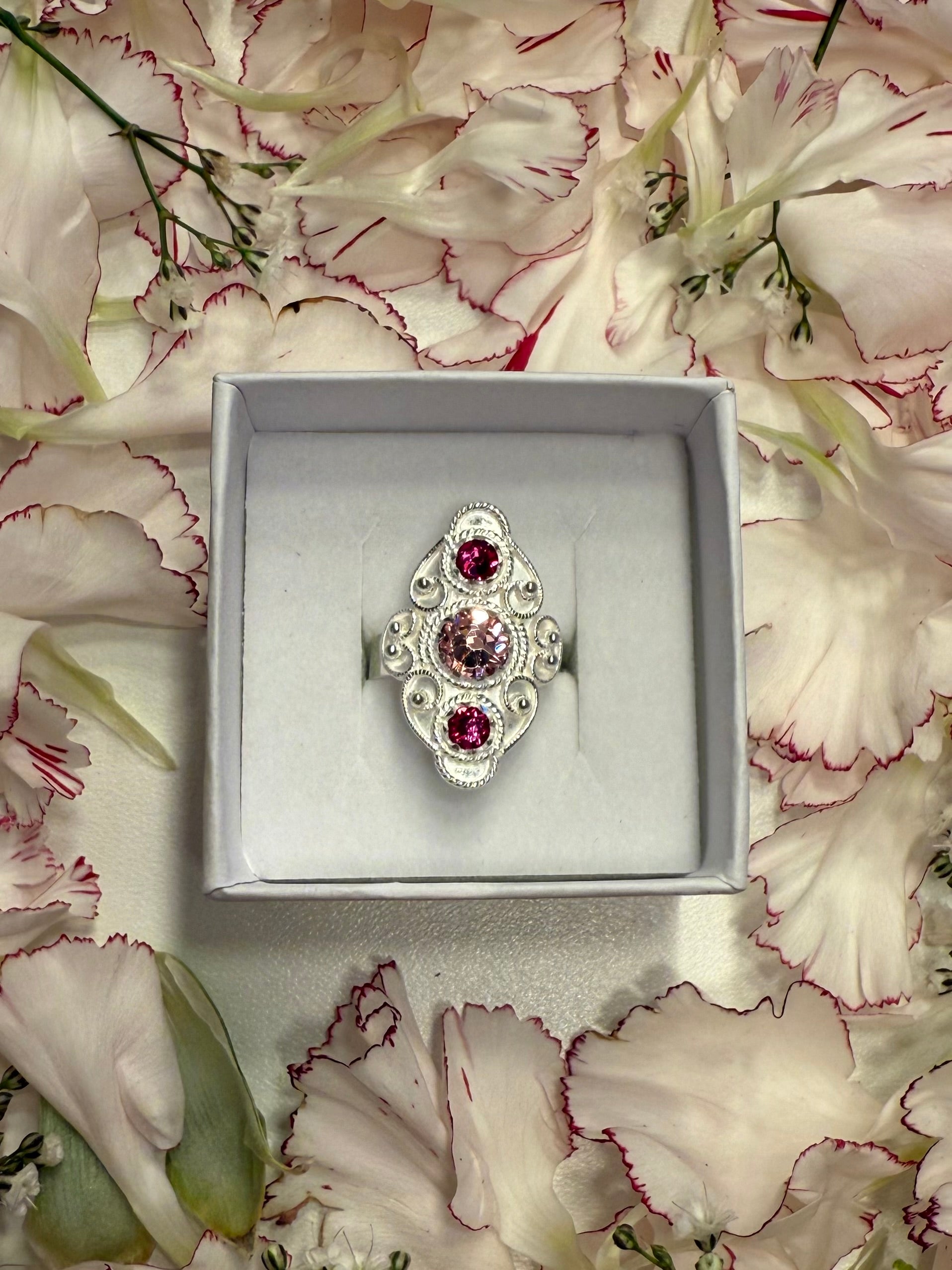 Ring med mørkerosa og lyserosa krystall - utsolgt