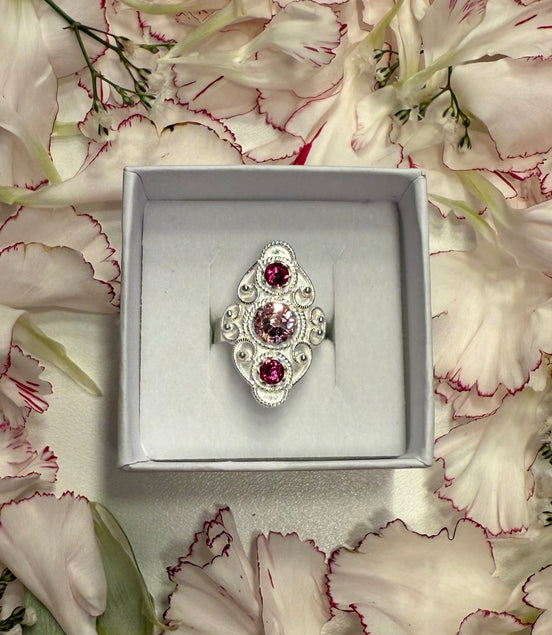 Ring med mørkerosa og lyserosa krystall - utsolgt