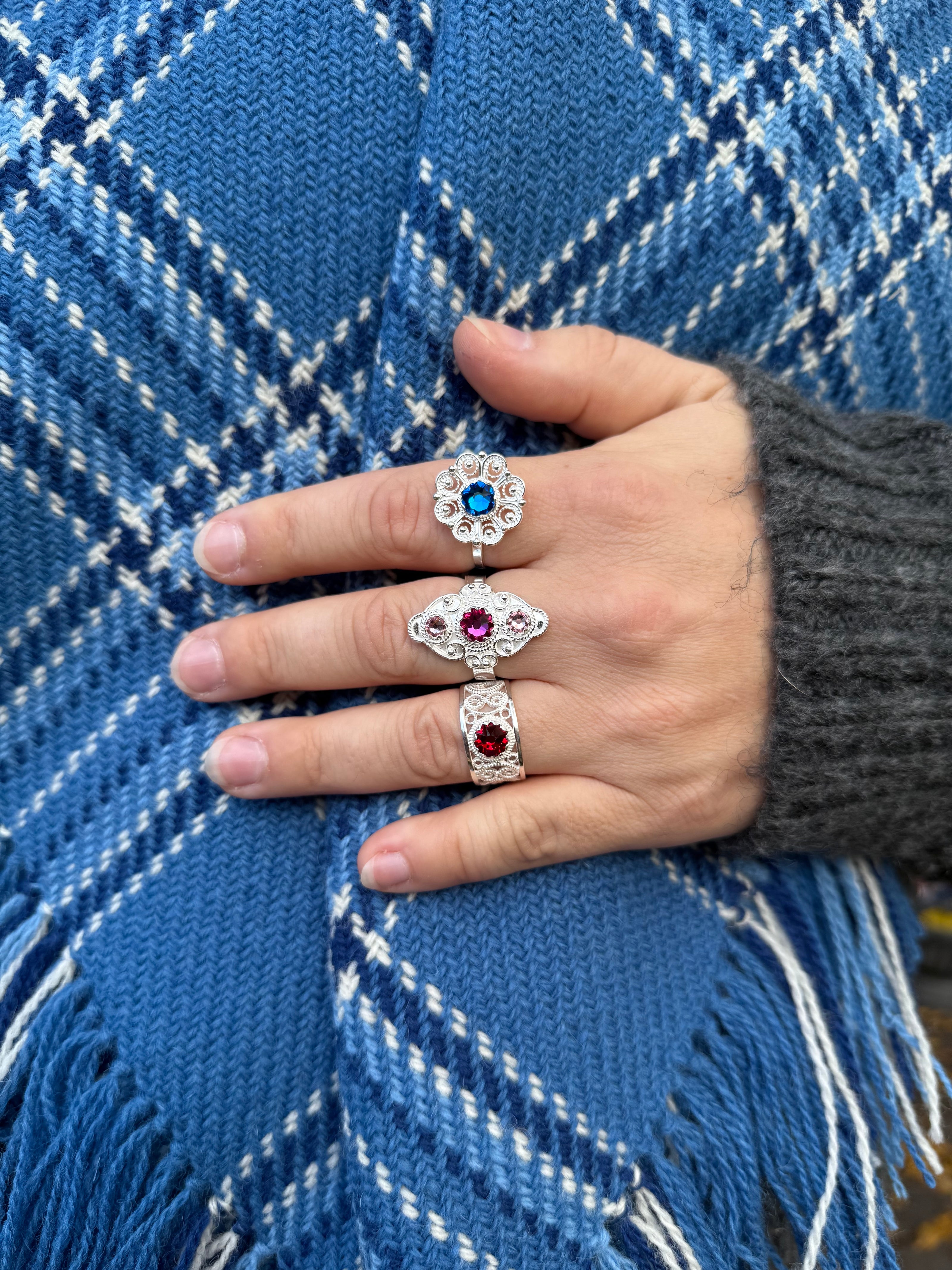 Ring med lyserosa og mørkerosa krystall