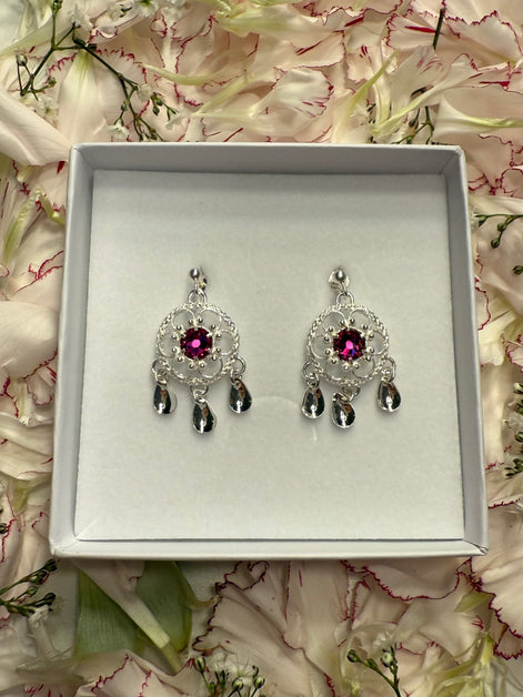 Ørepynt med mørkerosa krystall