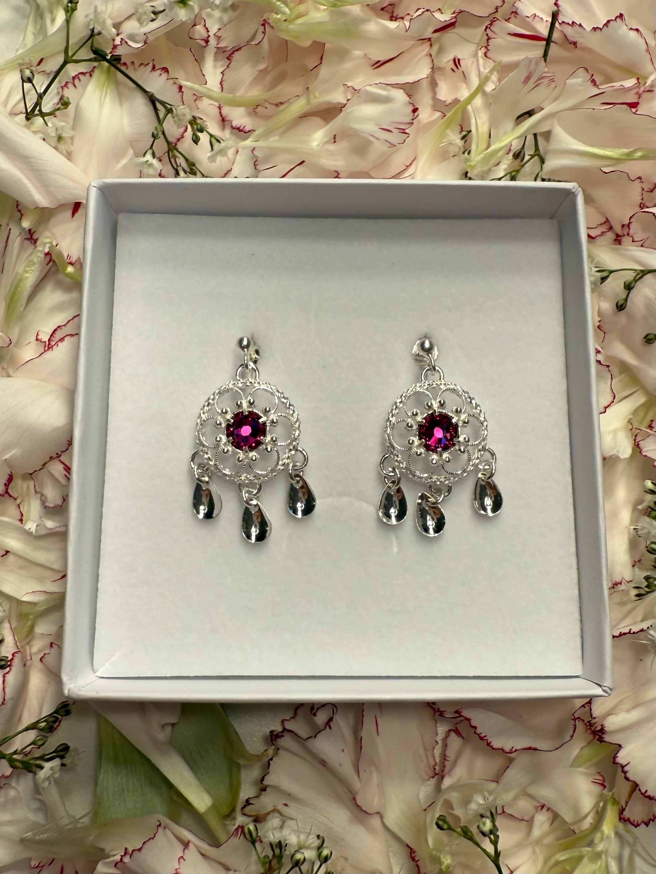 Ørepynt med mørkerosa krystall