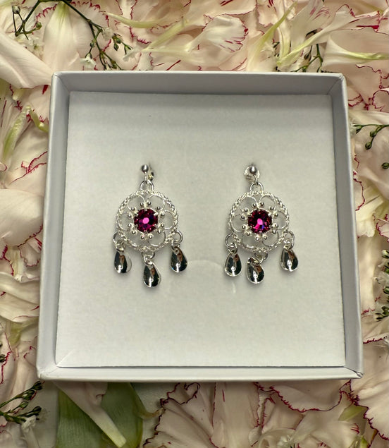 Ørepynt med mørkerosa krystall