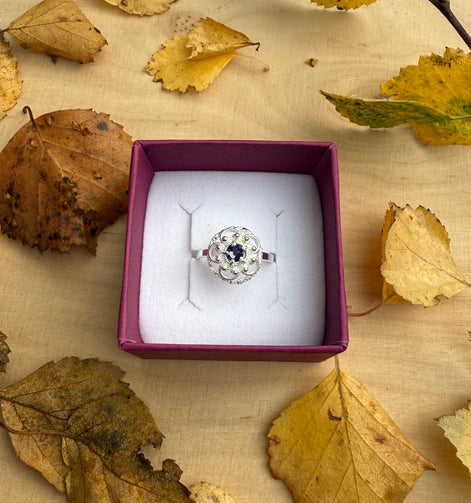 Ring med blålilla krystall