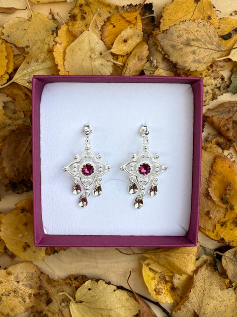 Ørepynt med mørkerosa krystall