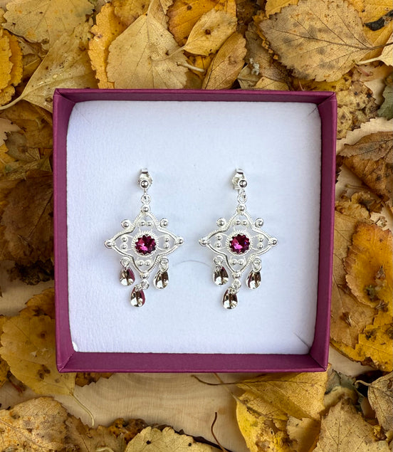 Ørepynt med mørkerosa krystall