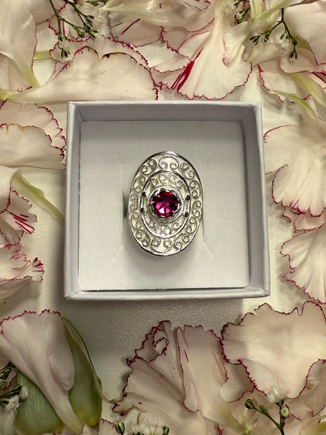 Ring med mørkerosa krystall