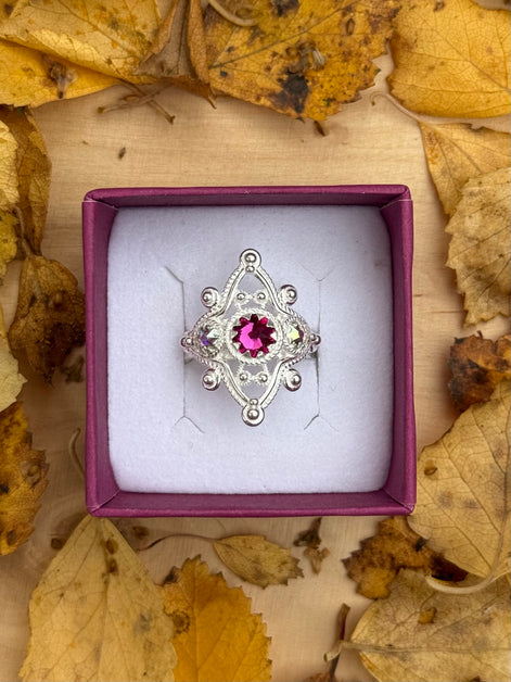 Ring med nordlys og mørkerosa krystall - utsolgt