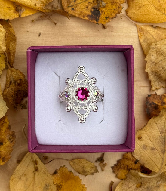 Ring med nordlys og mørkerosa krystall - utsolgt