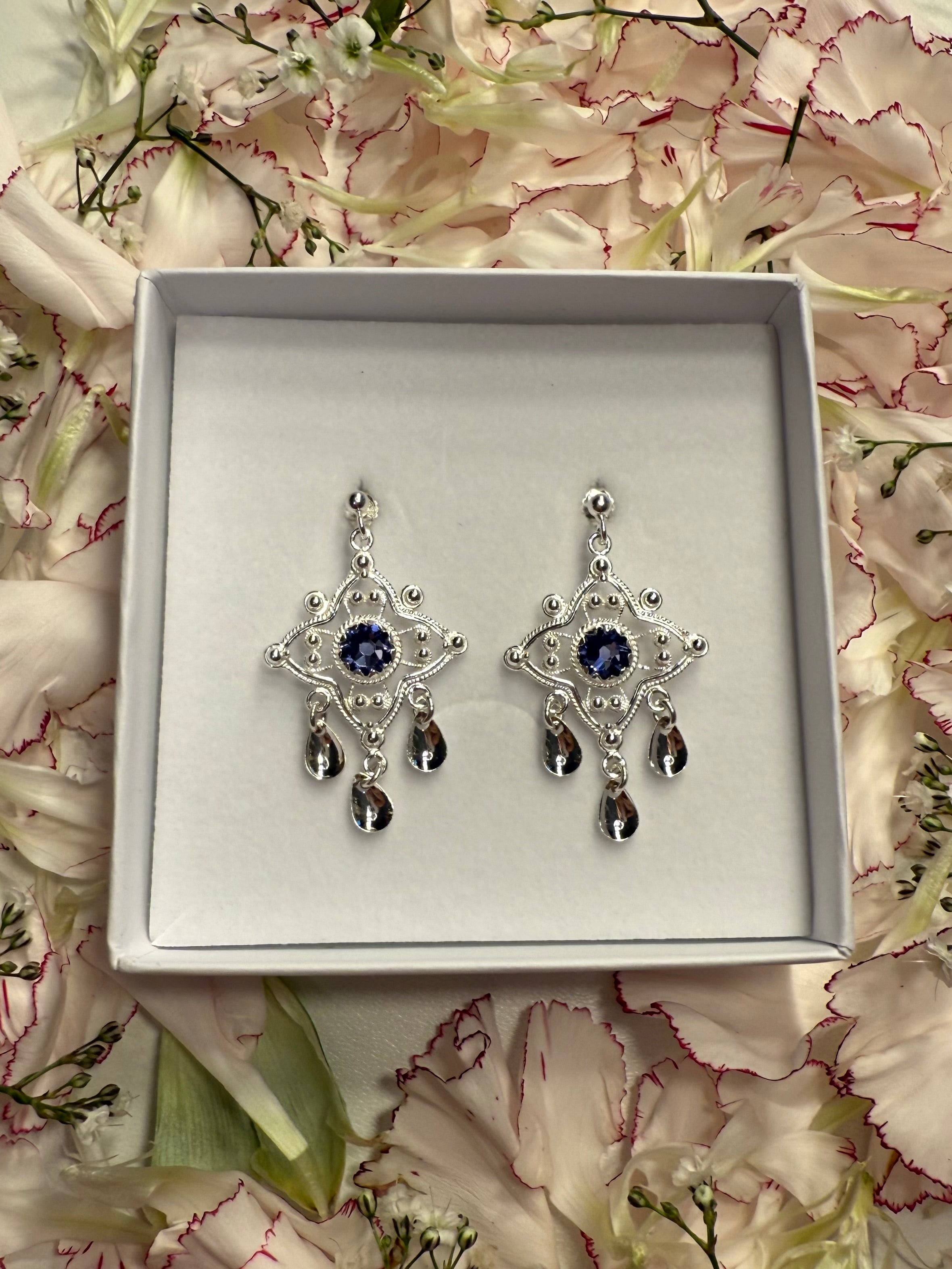 Ørepynt med blålilla krystall