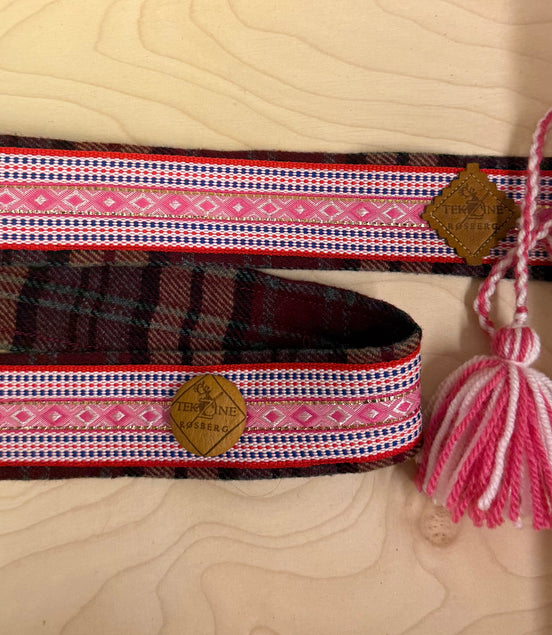 Belte i tradisjonell med rosa detaljer (barn)