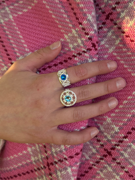 Ring med mørkeblå krystaller