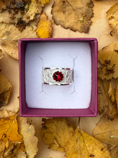 Ring med rød krystall - utsolgt