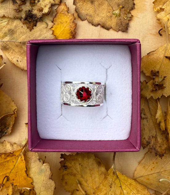 Ring med rød krystall - utsolgt
